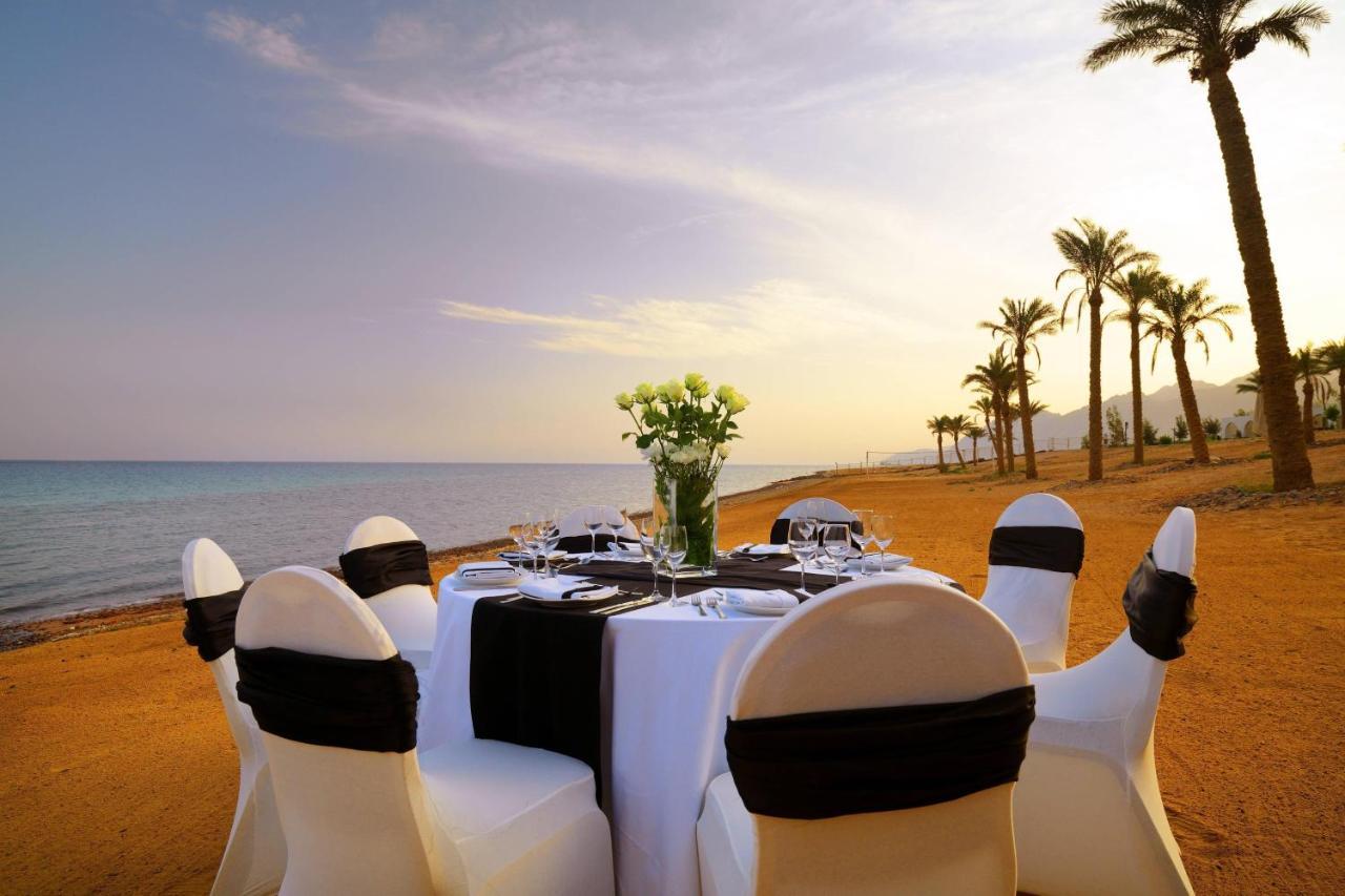 Retac Qunay Dahab Resort & Spa Bagian luar foto Beachfront dining at the Hilton Sharm El Sheikh Resort