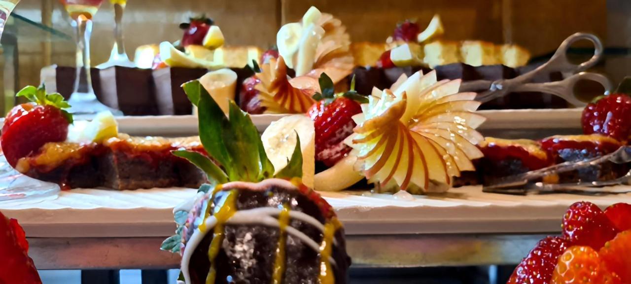 Retac Qunay Dahab Resort & Spa Bagian luar foto A chocolate cake