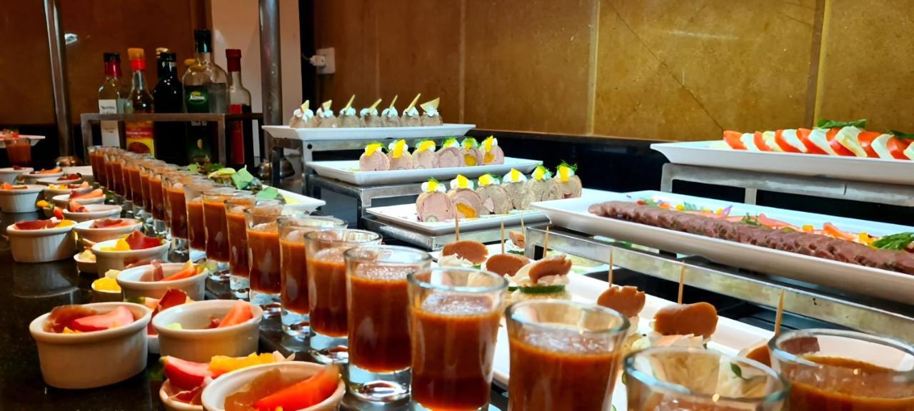 Retac Qunay Dahab Resort & Spa Bagian luar foto A buffet at a hotel